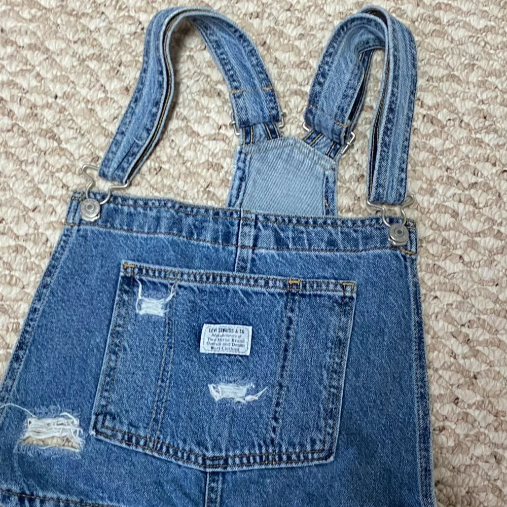 LEVI'S DENIM SHORTALL SHORT OVERALLS - MEDIUM - Picture 4 of 9
